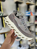 ON CLOUDSURFER CINZA OFF - comprar online