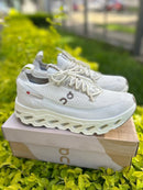 ON CLOUDESURFER OFF WHITE na internet